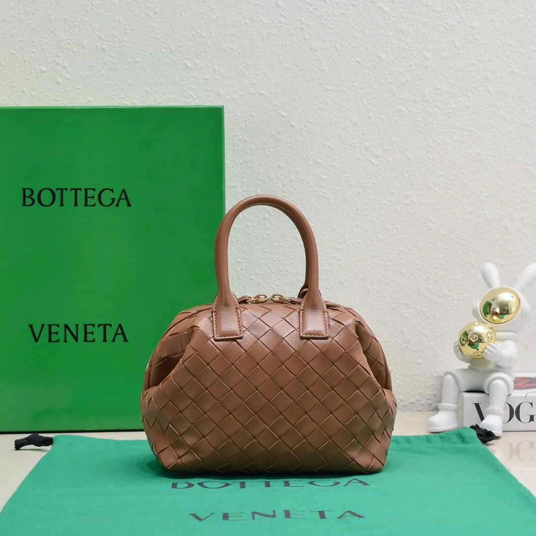 Batch 1560 #Bv Small Intrecciato woven leather bowling bag with detachable crossbody strap, single interior flat pocket, zipper closure "Classic weaving craftsmanship" is an indispensable symbol of the brand🔥. The meticulous weaving craftsmanship not only makes the bucket bag show a sense of high-end, but also adds a sense of agility to it, exuding a simple and elegant beauty. It is made of soft and delicate sheepskin texture. It is light and comfortable, and reveals a sense of high-end everywhere. The color matching is refreshing and clean, and the upper body is aged~concave shape! A bowling bag that can be used for both work and leisure. Size: 20.5*15.5*10cm, model: 7460#